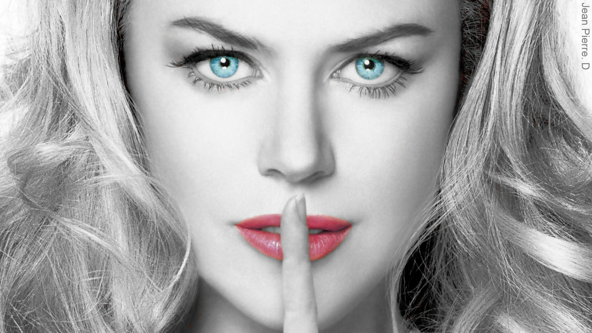 un portrait a noir et blanc avec une touche de couleurs